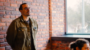 Cum îți dezvolți vocea pentru prezentări și discursuri